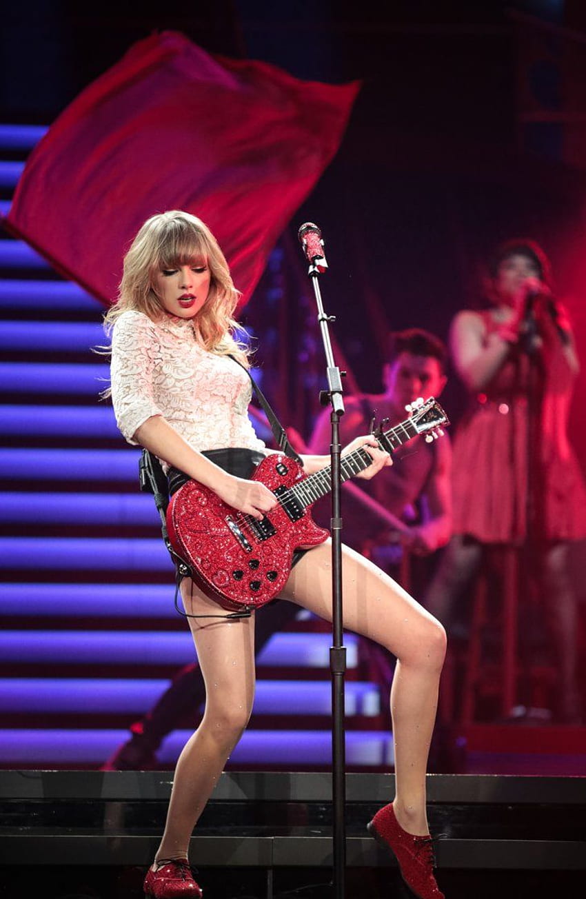 desktop-wallpaper-she-can-actually-play-the-guitar-taylor-swift-red-tour-taylor-.jpg
